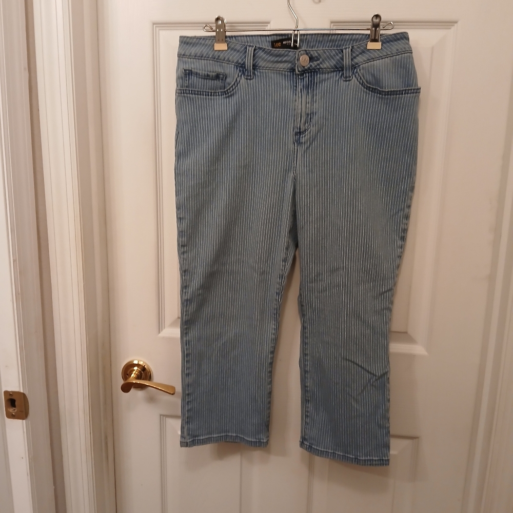 Lee Regular Fit Mid Rise Capri Jeans Women's Size 12M Blue Pin Stripe.
